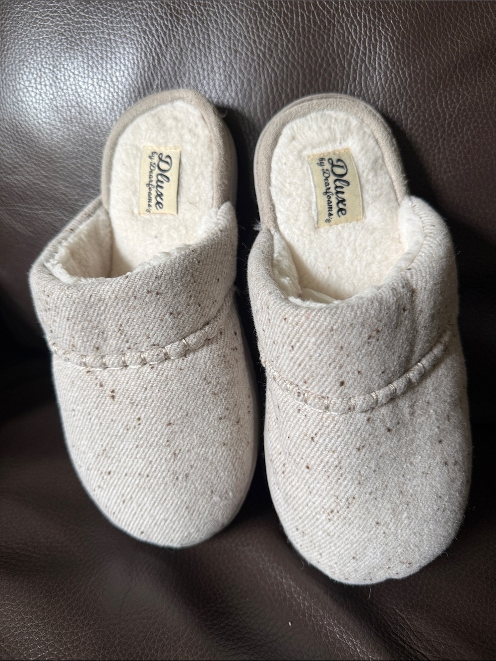 Deluxe by Dearfoam Natural Colored Cozy Slip-On Slippers Women's Small 5-6  NWOT
